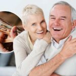 coppia di anziani abbracciati e soldi in mano