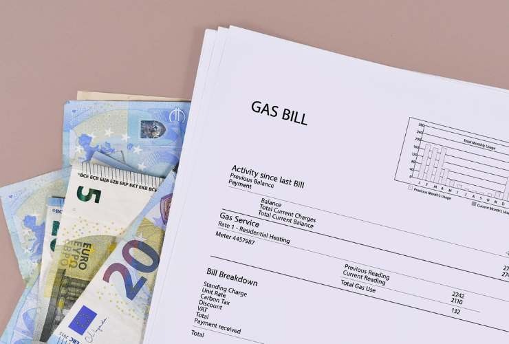 bolletta con banconote