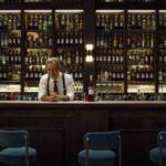 Un locale con l'esposizione di tante bottiglie