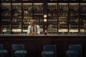 Un locale con l'esposizione di tante bottiglie