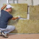 operai che sistema il cappotto termico