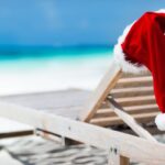 sdraio in spiaggia con cappellino di Natale