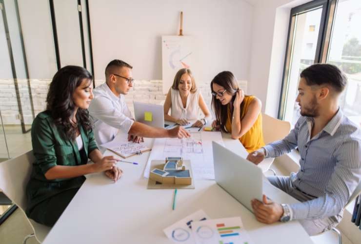 giovani adulti seduti alla scrivania