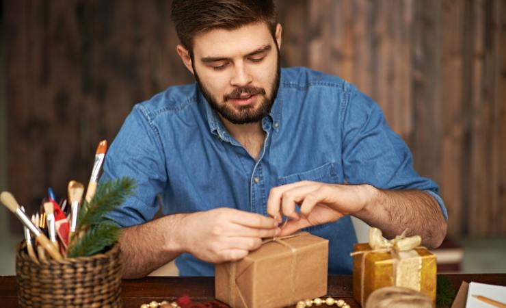 ragazzo che impacchetta regali