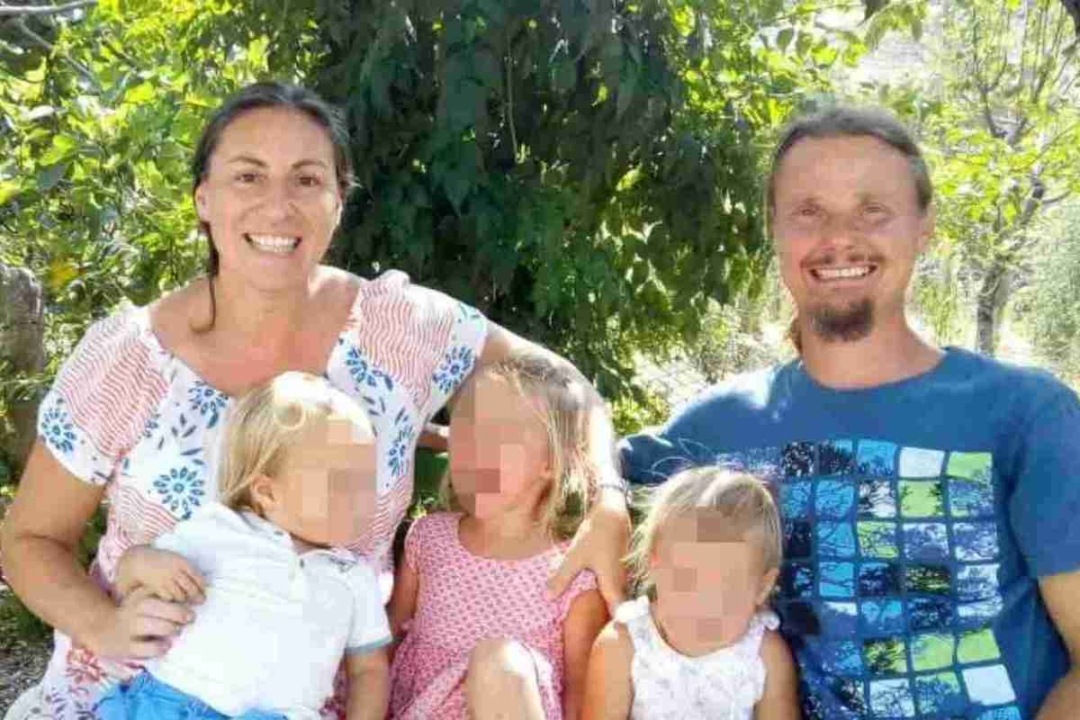 genitori e bambini della famiglia nel bosco