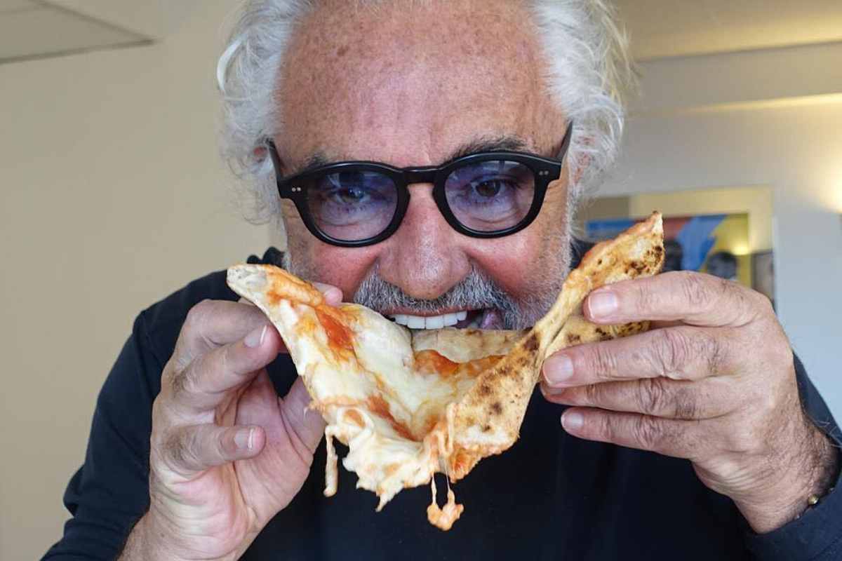 flavio briatore mangia un pezzo di pizza