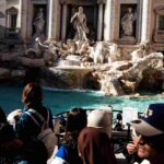 La Fontana di Trevi mentre viene assaltata dai turisti