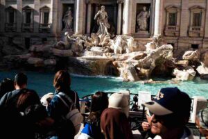 La Fontana di Trevi mentre viene assaltata dai turisti