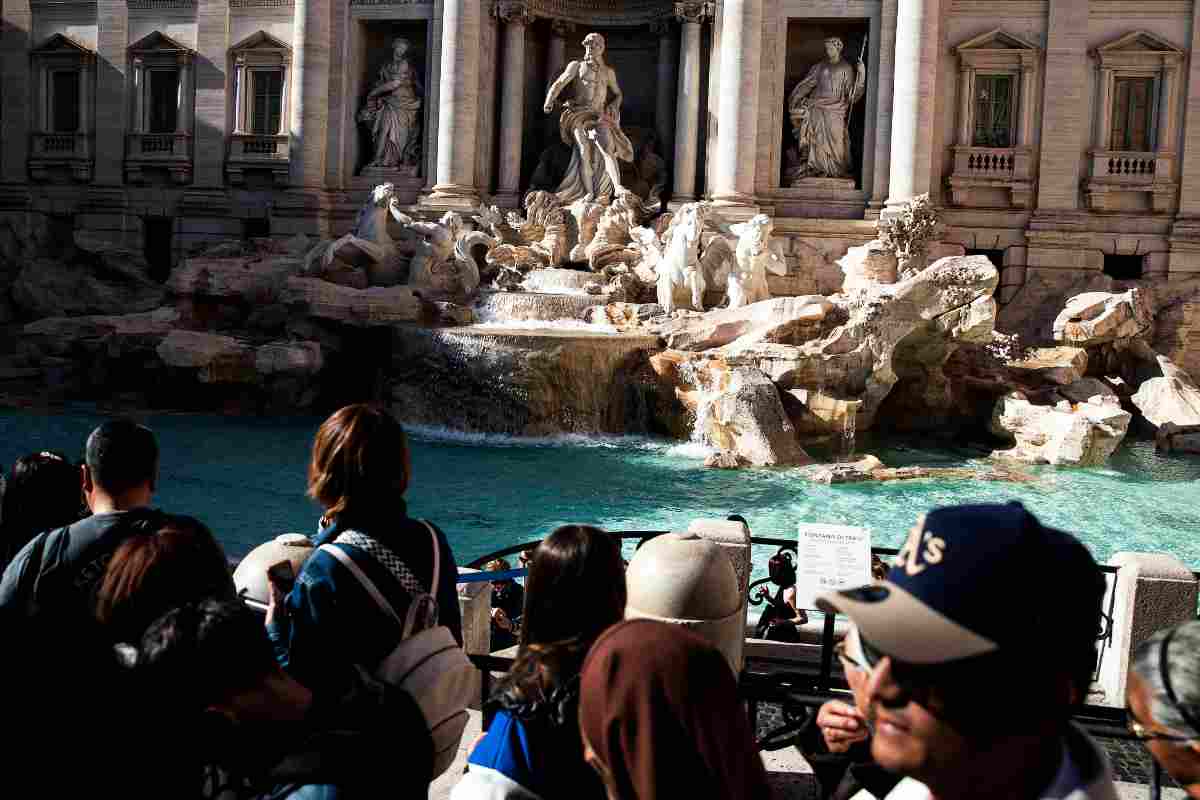 La Fontana di Trevi mentre viene assaltata dai turisti