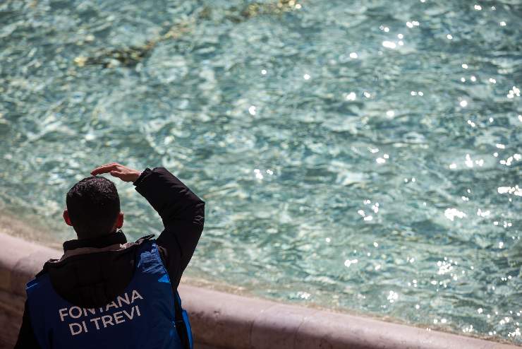Un addetto alla Fontana di Trevi mentre controllo che tutto sia a posto