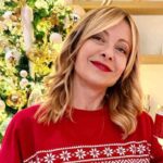 il premier giorgia meloni con alle spalle l'albero di natale