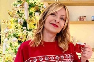 il premier giorgia meloni con alle spalle l'albero di natale