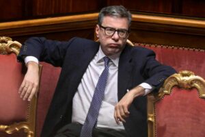 il ministro dell'economia giancarlo giorgetti che sbuffa in Aula