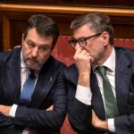matteo salvini e il ministro giancarlo giorgetti seduti accanto in parlamento