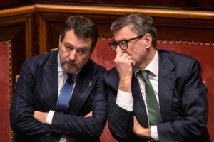 matteo salvini e il ministro giancarlo giorgetti seduti accanto in parlamento