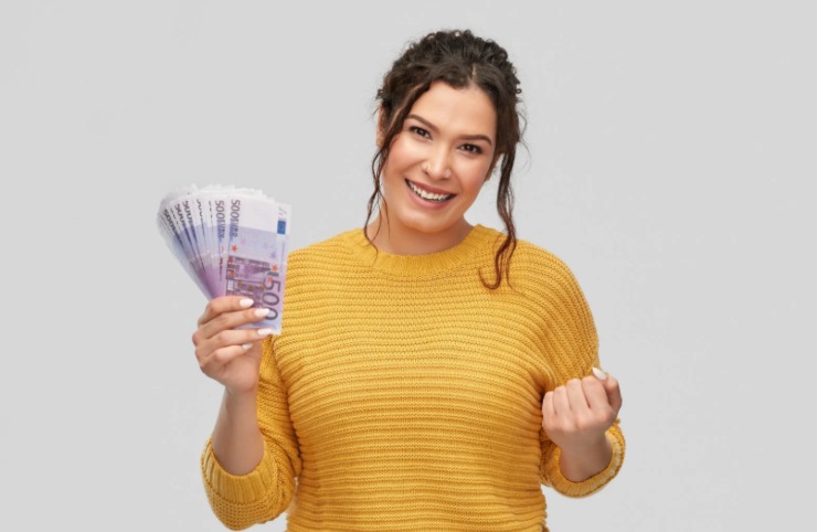 donna felice con tante banconote in mano