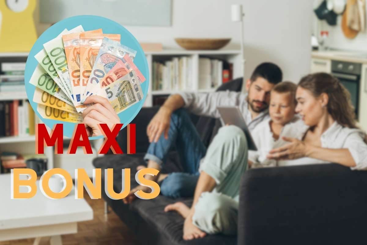 famiglia seduta sul divano, scritta ed euro