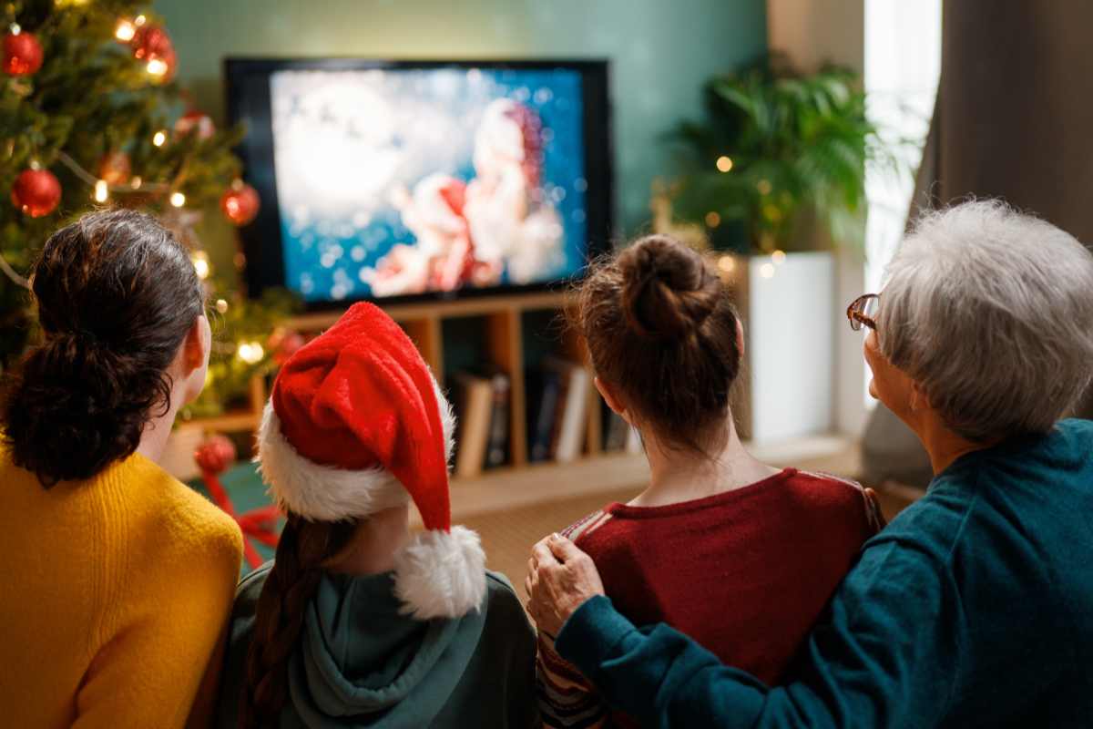 famiglia che guarda la tv a natale