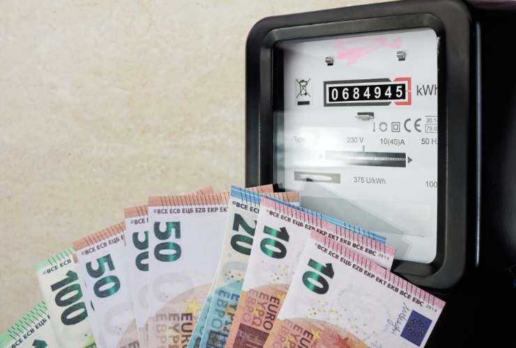 contatore e banconote euro