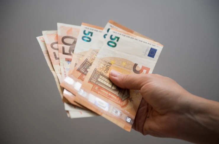 persona con in mano tante banconote da 50 euro