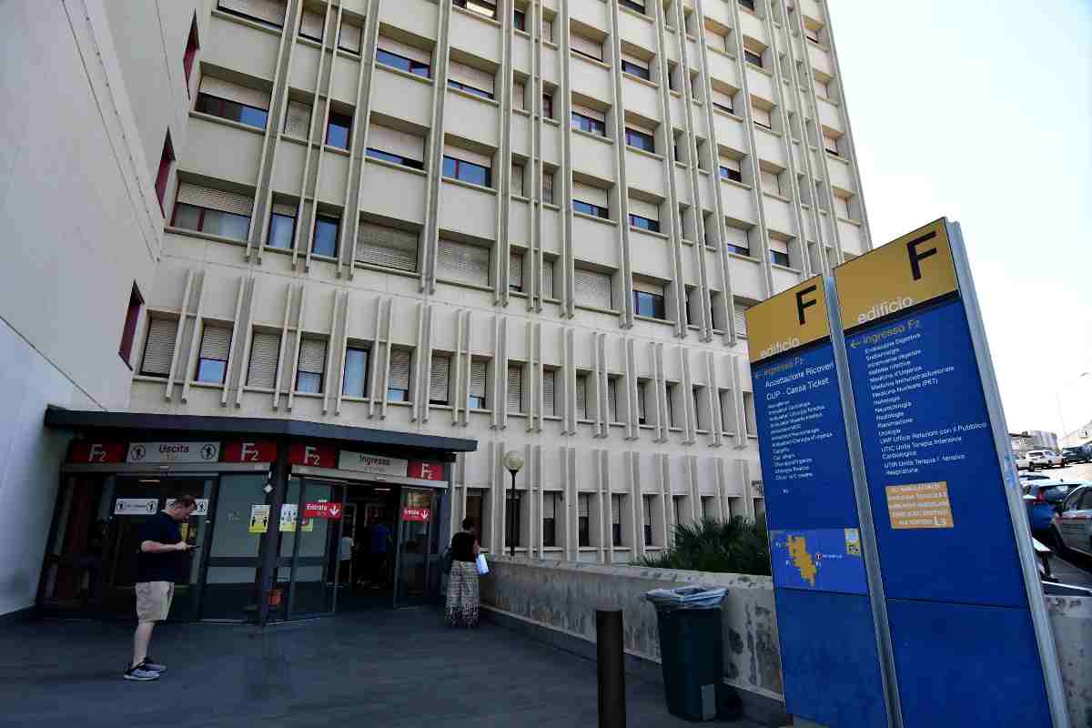 Lacrime alla camera adente, ma nella bara c’è uno sconosciuto: famiglia scioccata