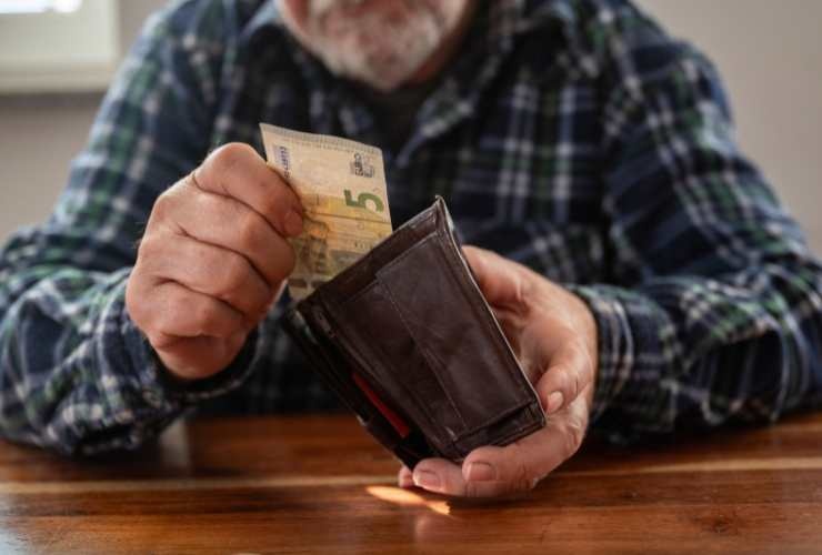 uomo con portafoglio in mano