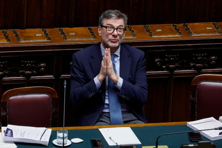 il ministro dell'economia giancarlo giorgetti con le mani congiunte in parlamento
