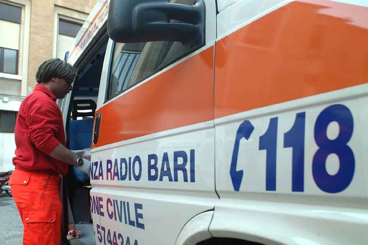Un'ambulanza davanti al Policlinico di Bari