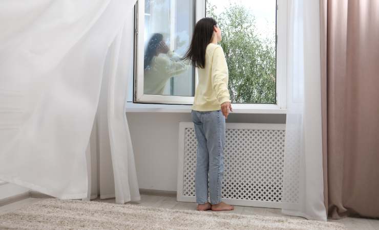 donna che apre la finestra