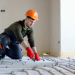 tecnico che installa riscaldamento a pavimento