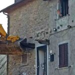 La ruspa che venne azionata contro la casa del vicino ad Arezzo