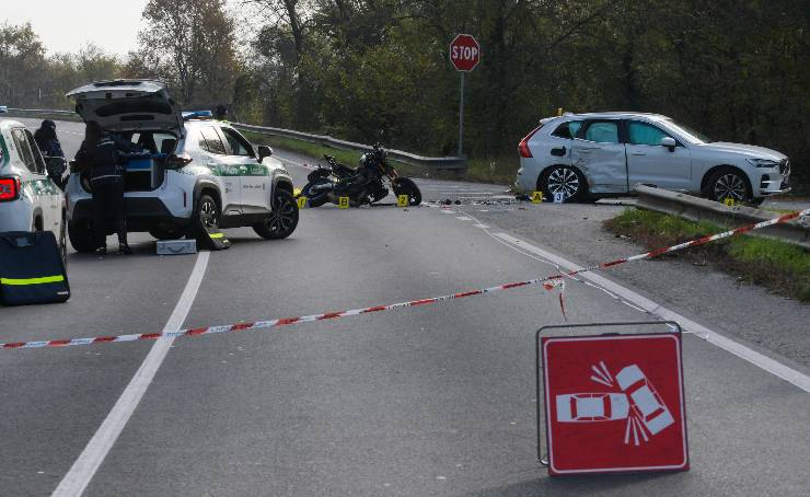 Un incidente pauroso dove sta operando la polizia con i rilievi