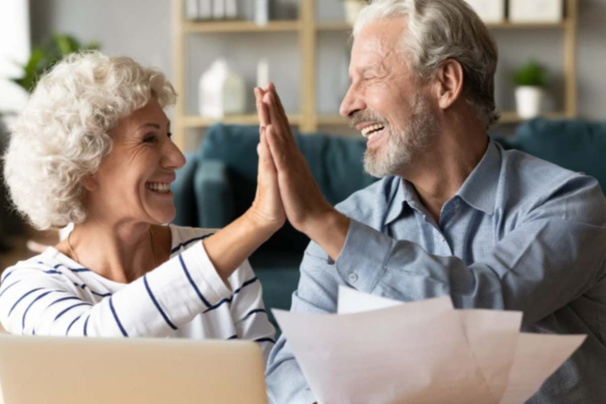 uomo e donna sorridenti che battono il 5 con le mani