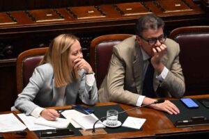 il premier giorgia meloni seduta accanto al ministro dell'economia giancarlo giorgetti