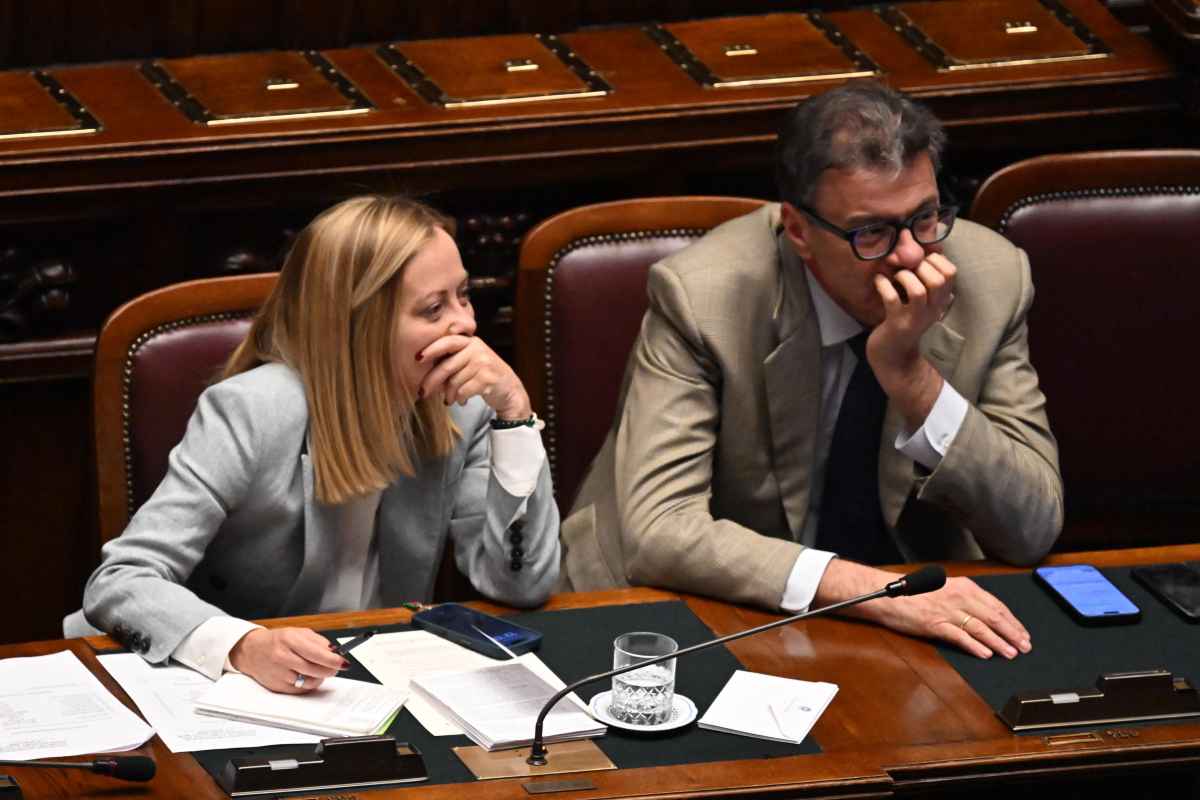 il premier giorgia meloni seduta accanto al ministro dell'economia giancarlo giorgetti