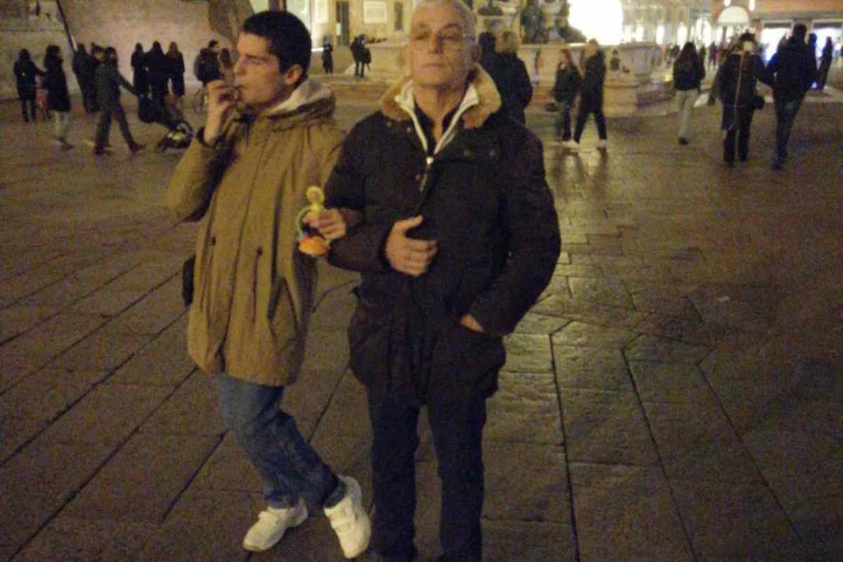 Tommaso Bonaccorsi mentre passeggia in strada