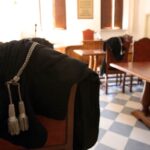 Un'aula di tribunale poco prima di un processo