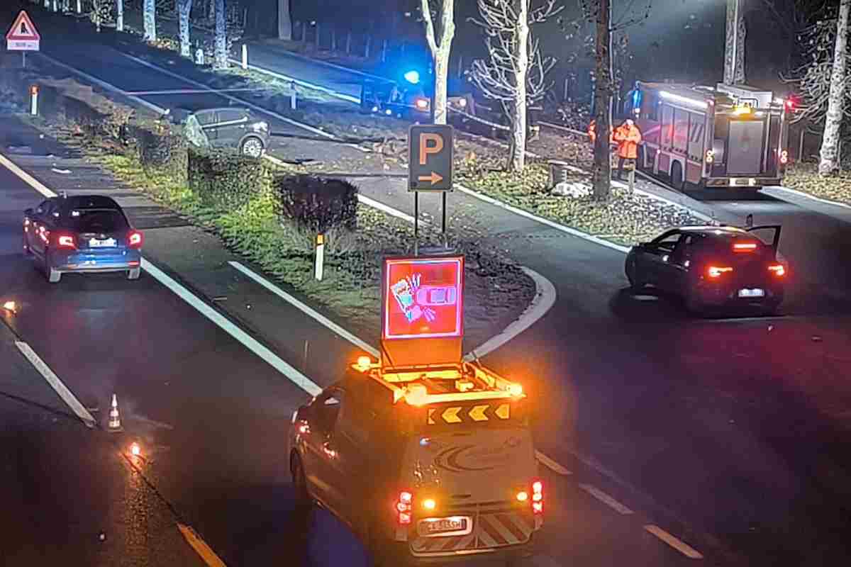 Ambulanze e polizia sull'autostrada dove è accaduta la strage