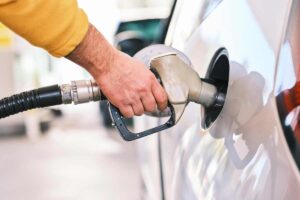 Un uomo fa benzina