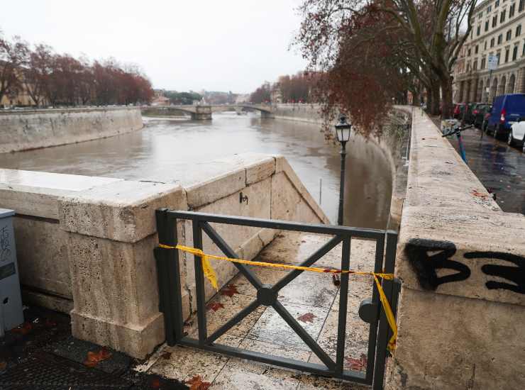 Chiuso il passaggio per il Tevere