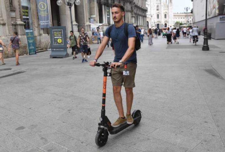 Uomo sul monopattino