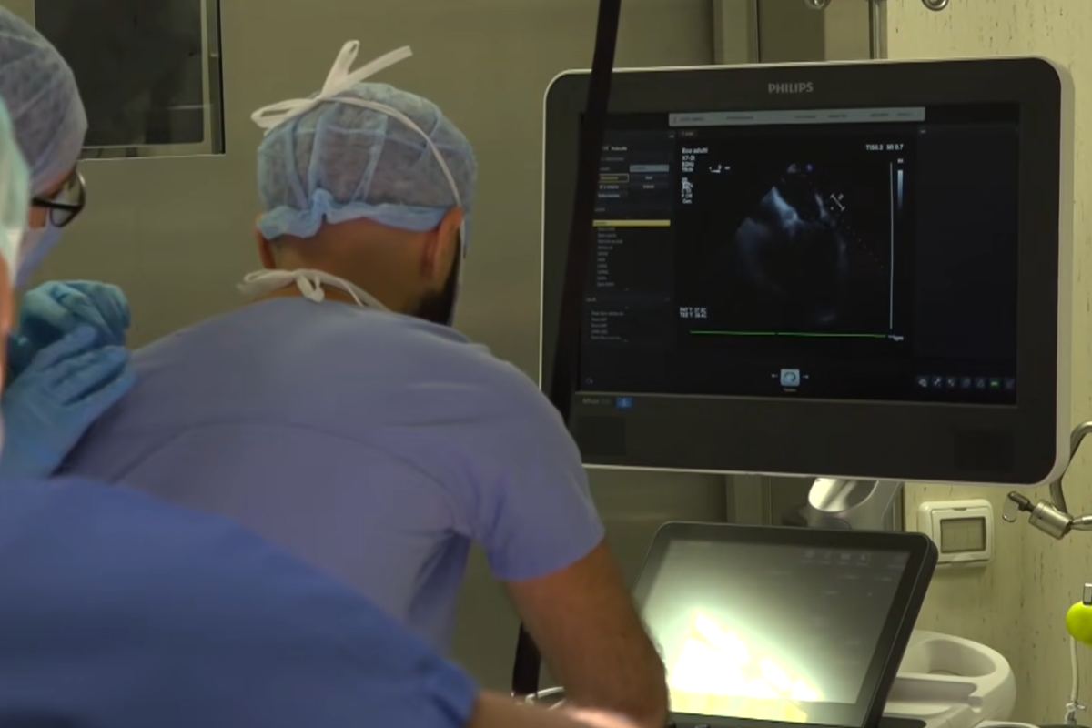 Medico che guarda il monitor di un'ecografia