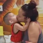 La signora Patrizia abbraccia il suo piccolo Domenico