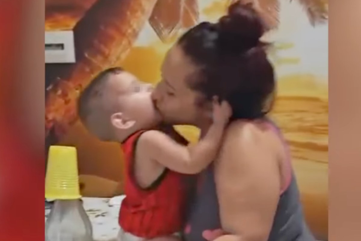 La signora Patrizia abbraccia il suo piccolo Domenico