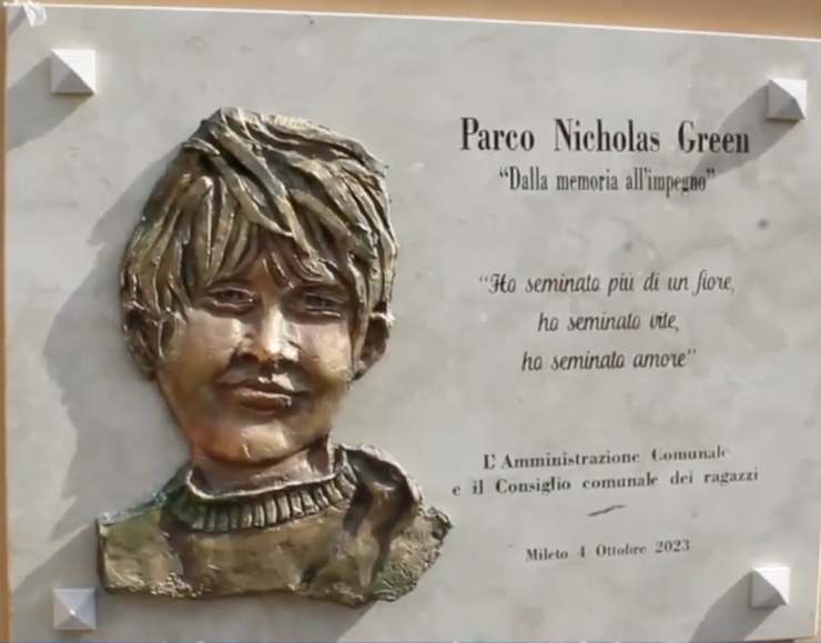 Il volto di Nicholas Green su un monumento dedicato a lui a Mileto