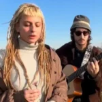 Camilla Ardenzi ospite a Sanremo 2026 canta in uno screenshot dal profilo Instagram ufficiale.