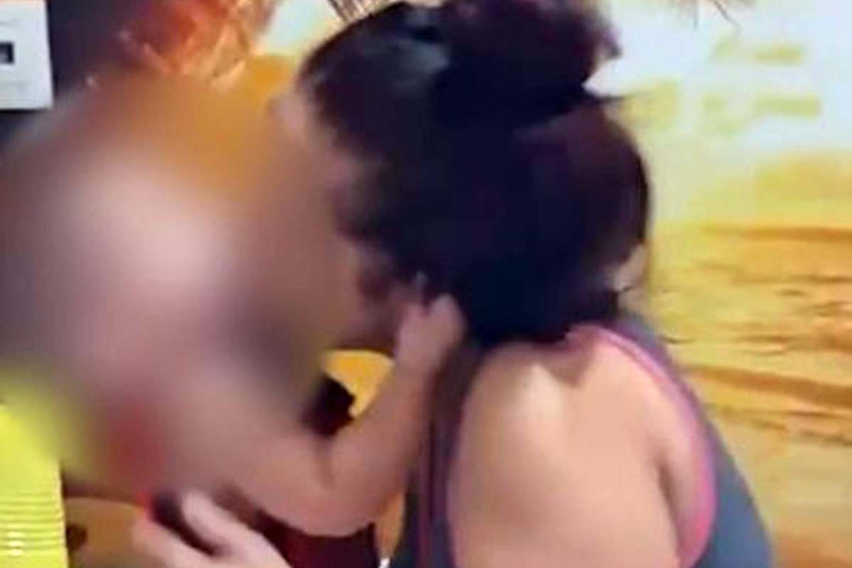 La mamma di Domenico stringe e abbraccia il suo bambino