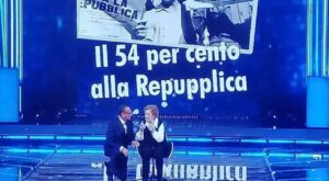 Lo screenshot dell'errore grafico Repupplica sul palco di Sanremo 2026 alle spalle della signora Pratesi