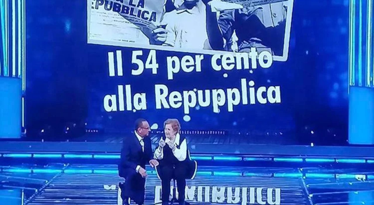 Lo screenshot dell'errore grafico Repupplica sul palco di Sanremo 2026 alle spalle della signora Pratesi
