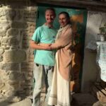 I coniugi della famiglia del bosco, Nathan e Catharine abbracciati